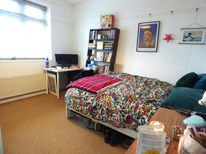 2 Bedroom Flat To Rent In Highland Court, SE19