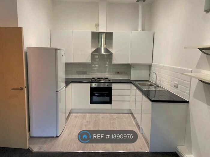 2 Bedroom Flat To Rent In Alexandra Park House, Manchester, M16