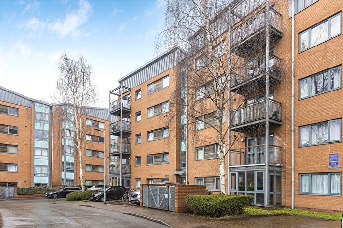 3 Bedroom Flat To Rent In Lewis Gardens, London, N16