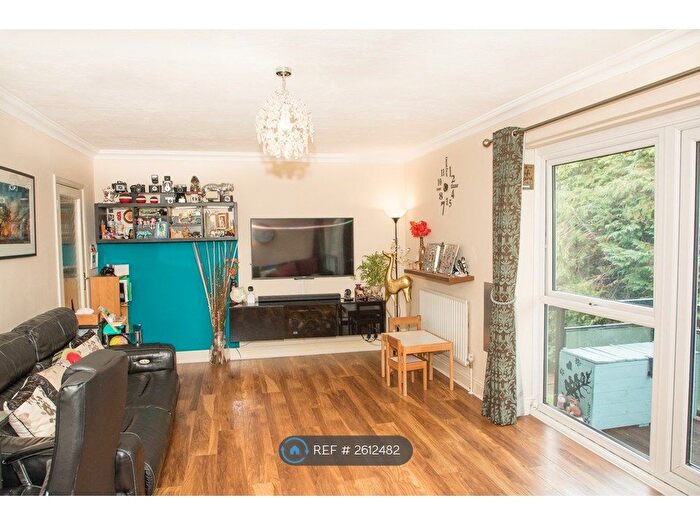 2 Bedroom Flat To Rent In West End Lane, Stoke Poges, Slough, SL2