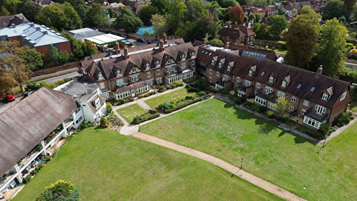 3 Bedroom Flat For Sale In Horsham Road, Bramley, Guildford, GU5