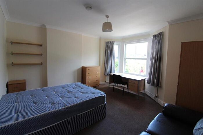 4 Bedroom Semi-Detached House To Rent In Morris Road, Southampton, SO15