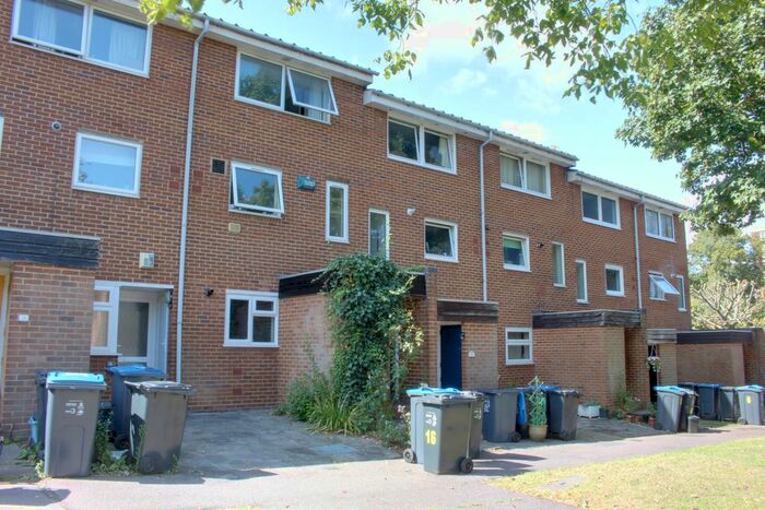 2 Bedroom Maisonette To Rent In Chepstow Rise, Croydon, CR0