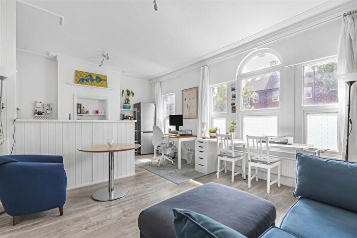 1 Bedroom Flat For Sale In Upper Richmond Road West, East Sheen, SW14