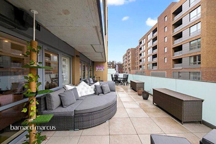 1 Bedroom Studio For Sale In Cross Lane, London, N8