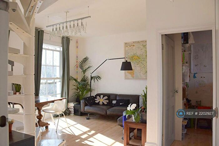 2 Bedroom Maisonette To Rent In Southgate Road, London, N1