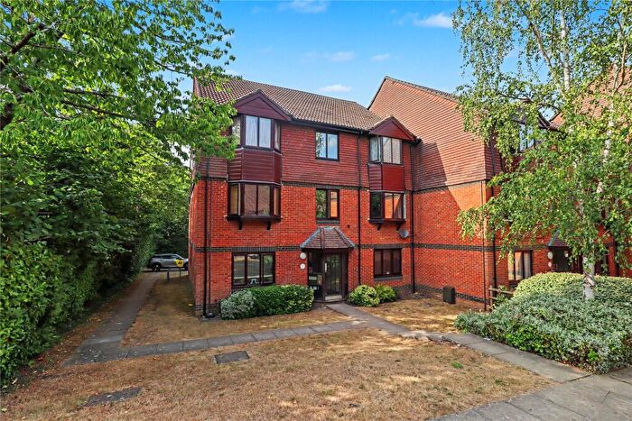 2 Bedroom Flat For Sale In Foxhills, Woking, Surrey, GU21