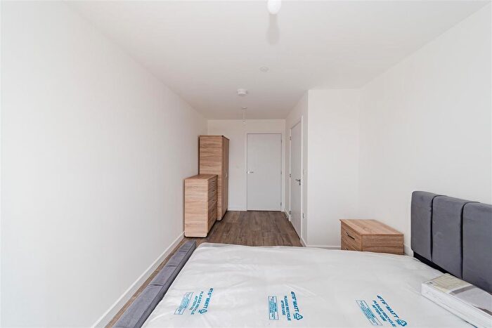 2 Bedroom Flat To Rent In East Acton Lane, London, W3