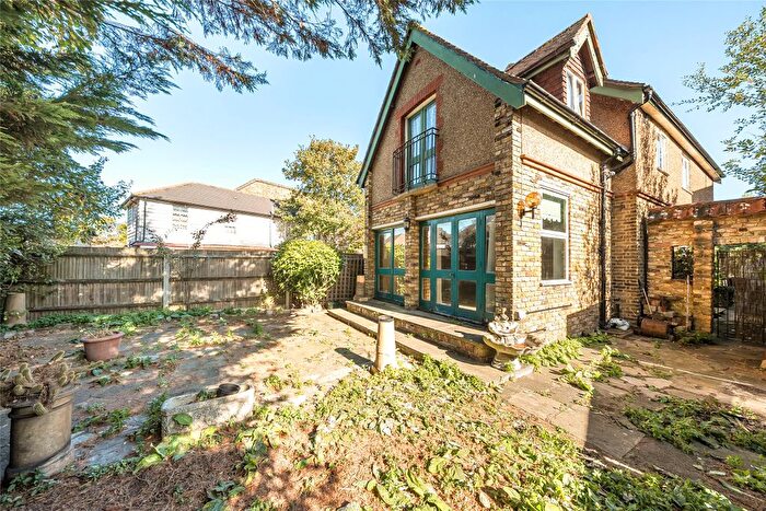 3 Bedroom Detached House For Sale In Commonside West, Mitcham, CR4