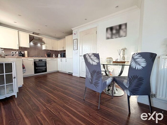 2 Bedroom Flat For Sale In Amber Lane, Kings Hill, West Malling, Kent, ME19