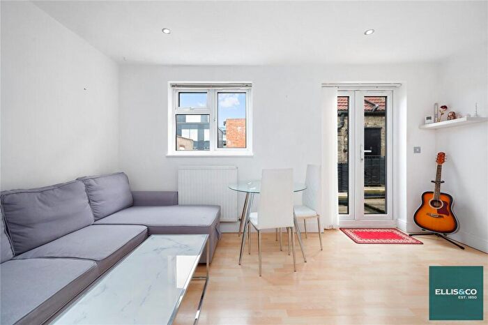 1 Bedroom Apartment For Sale In Ballards Lane, Finchley, N3