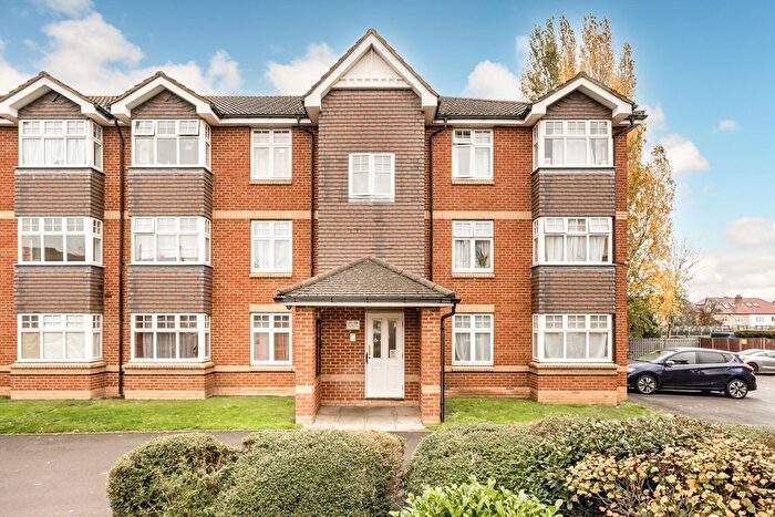 2 Bedroom Flat To Rent In Chamberlain Gardens, Hounslow, TW3