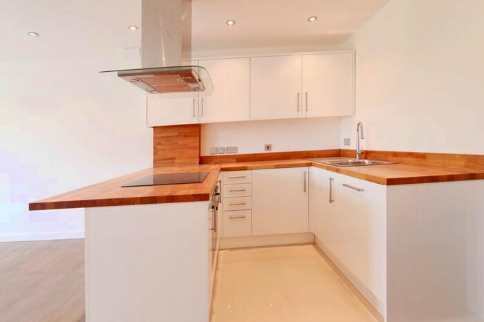 2 Bedroom Flat To Rent In Green Lanes, London, N21