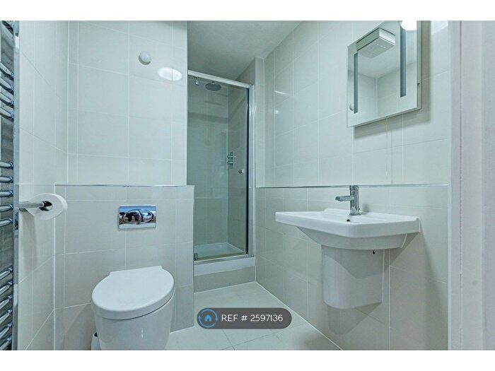 3 Bedroom Flat To Rent In Trinity Mews, London, E1