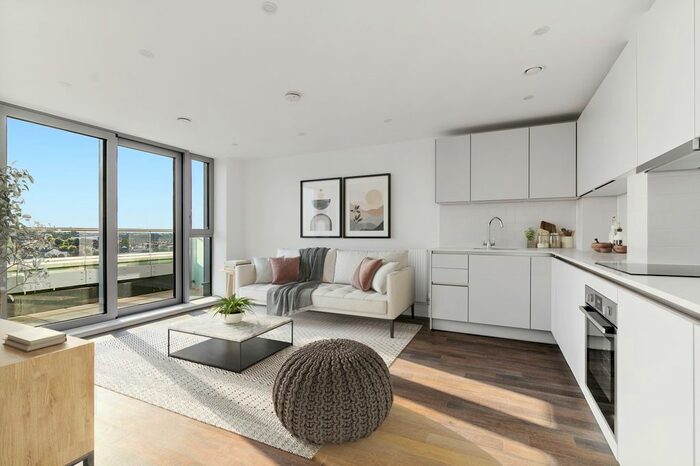 3 Bedroom Flat To Rent In Upper Tooting Road, Tooting, SW17