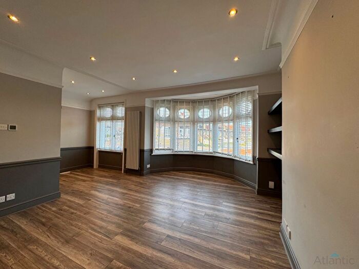 2 Bedroom Flat To Rent In Hamilton Crescent, Palmers Green, N13