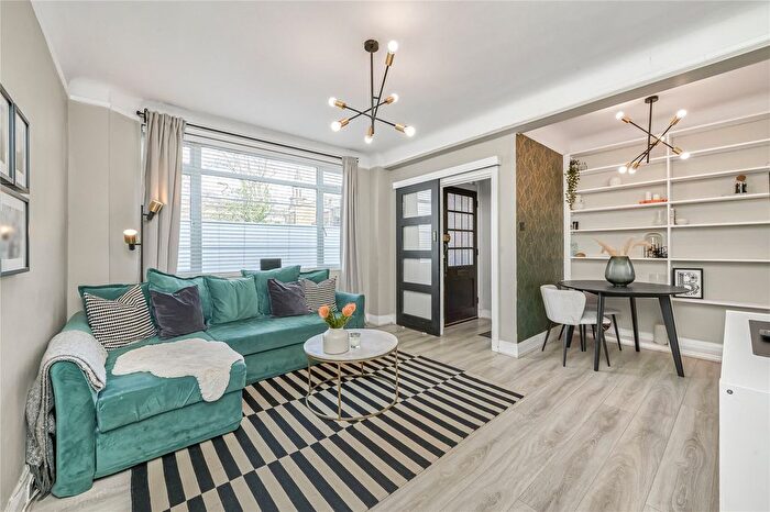 2 Bedroom Maisonette For Sale In Balham High Road, London, SW17