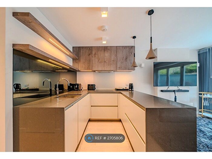 1 Bedroom Flat To Rent In Bartle Road, London, W11