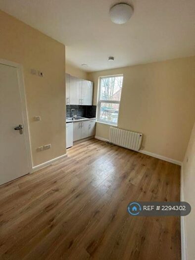 Studio To Rent In Bowes Road, London, N13