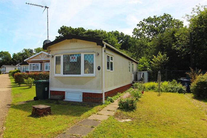 1 Bedroom Mobile Home For Sale In Barnet Road, Barnet, EN5
