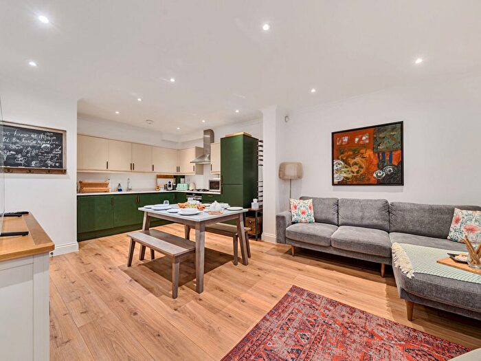 2 Bedroom Flat For Sale In Courtview House, East Molesey, KT8