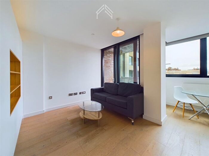 Studio To Rent In Highgate Hill, London, N19