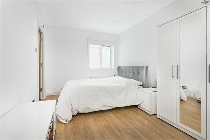 2 Bedroom Flat To Rent In Millennium Square, Shad Thames, London, SE1