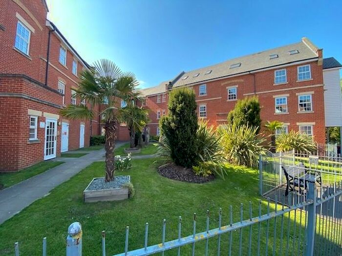 2 Bedroom Apartment To Rent In Florey Gardens, Aylesbury, HP20