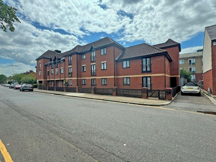 1 Bedroom Flat For Sale In Riverdene Road, Ilford, IG1
