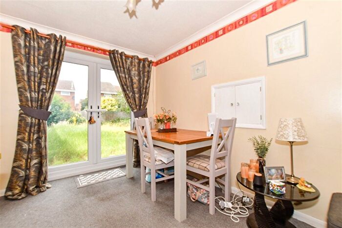 3 Bedroom Semi-detached House For Sale In Dimmock Close, Paddock Wood, Tonbridge, Kent, TN12