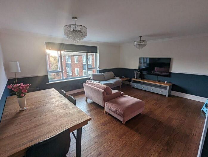 2 Bedroom Flat To Rent In Winchmore Hill Road, London, N21