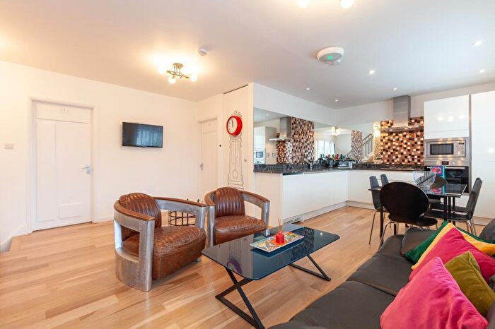 3 Bedroom Flat To Rent In Wharton Road, Headington, OX3