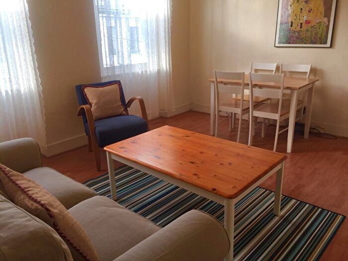 1 Bedroom Flat To Rent In Woodstock Grove, Shepherds Bush, London, W12