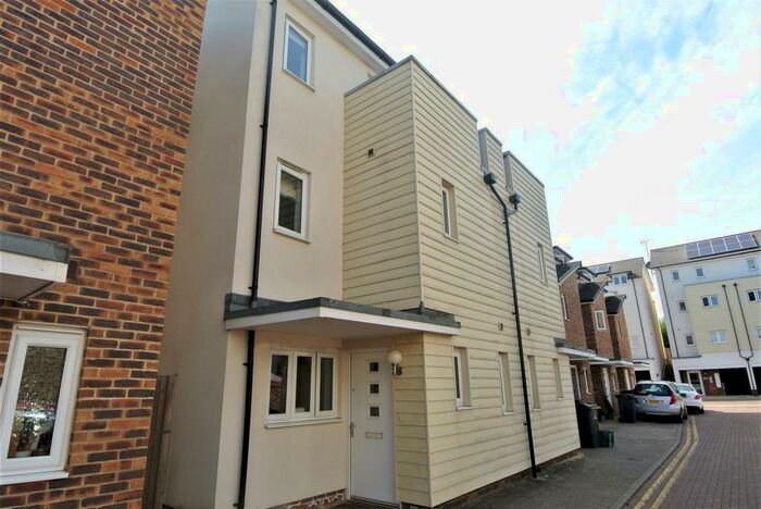 4 Bedroom Semi-Detached House To Rent In Addlestone, KT15