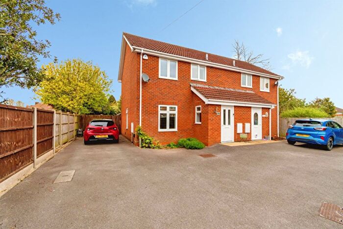 3 Bedroom Semi Detached House For Sale In Chestnut Avenue, Eastleigh, SO50