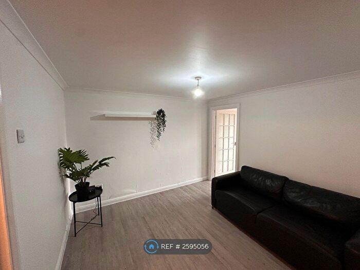 2 Bedroom Flat To Rent In Winsdon Court, Luton, LU1