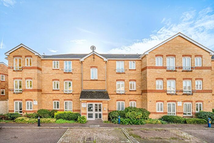 2 Bedroom Flat To Rent In Dominion Close, Hounslow, TW3