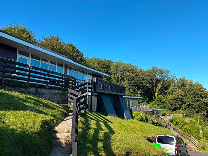 2 Bedroom Chalet For Sale In Summercliff Chalets, Caswell Bay, Swansea, SA3
