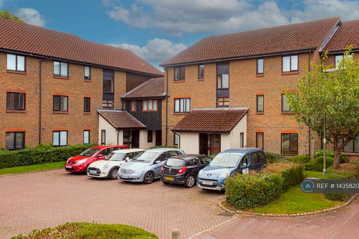 Studio To Rent In Langshott, Horley, RH6