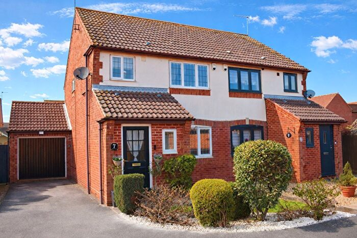3 Bedroom Semi-Detached House For Sale In Allen Close, Claypole, NG23