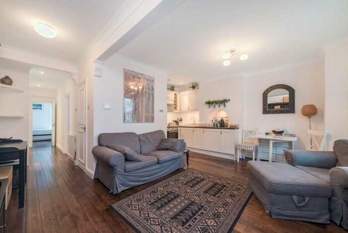 2 Bedroom Flat To Rent In Barclay Road, London, SW6