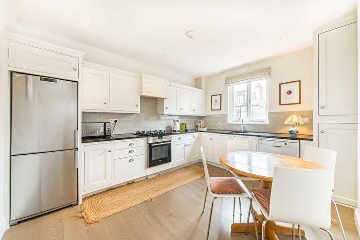 2 Bedroom Flat To Rent In Crookham Road, Fulham, SW6