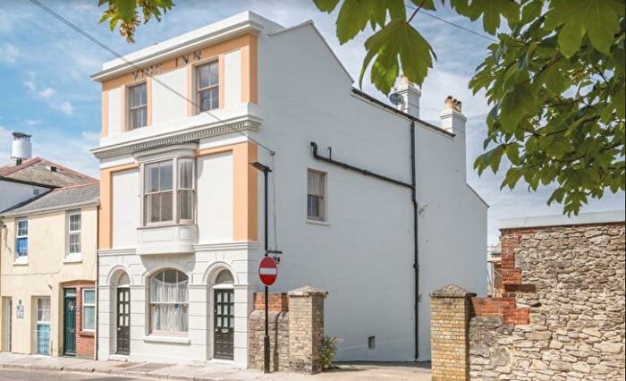 6 Bedroom Semi-Detached House To Rent In Castle Street, Ryde, PO33