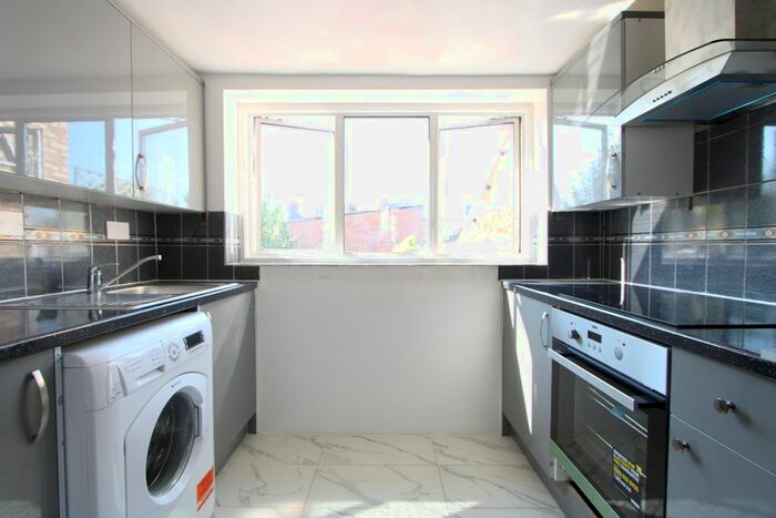 4 Bedroom Flat To Rent In Undine Street, Tooting, SW17