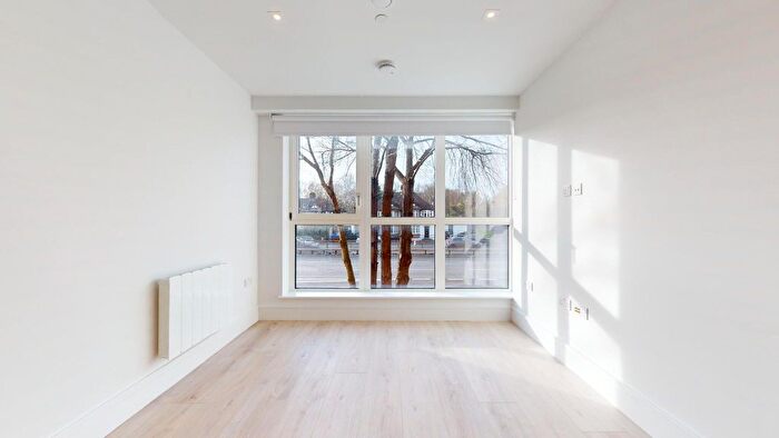 2 Bedroom Flat To Rent In Beverley Way, New Malden, SW20