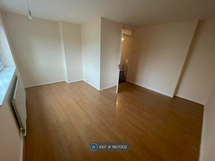 2 Bedroom Flat To Rent In Beatrice Close, London, E13