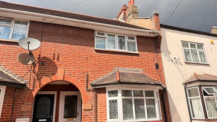 1 Bedroom Flat To Rent In Goldsmith Avenue, London, E12