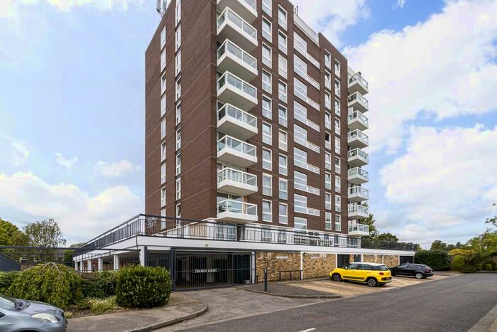 2 Bedroom Flat To Rent In Victoria Avenue, West Molesey, KT8