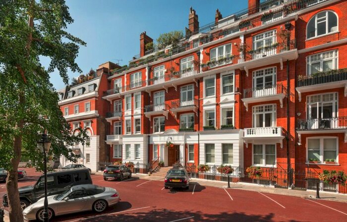 3 Bedroom Flat To Rent In Rutland Court, Rutland Gardens, Knightsbridge, SW7