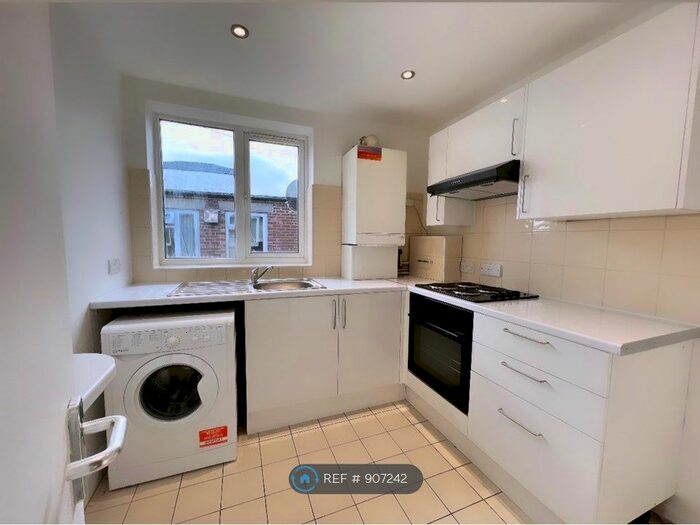 2 Bedroom Flat To Rent In Darkes Lane, Potters Bar, EN6